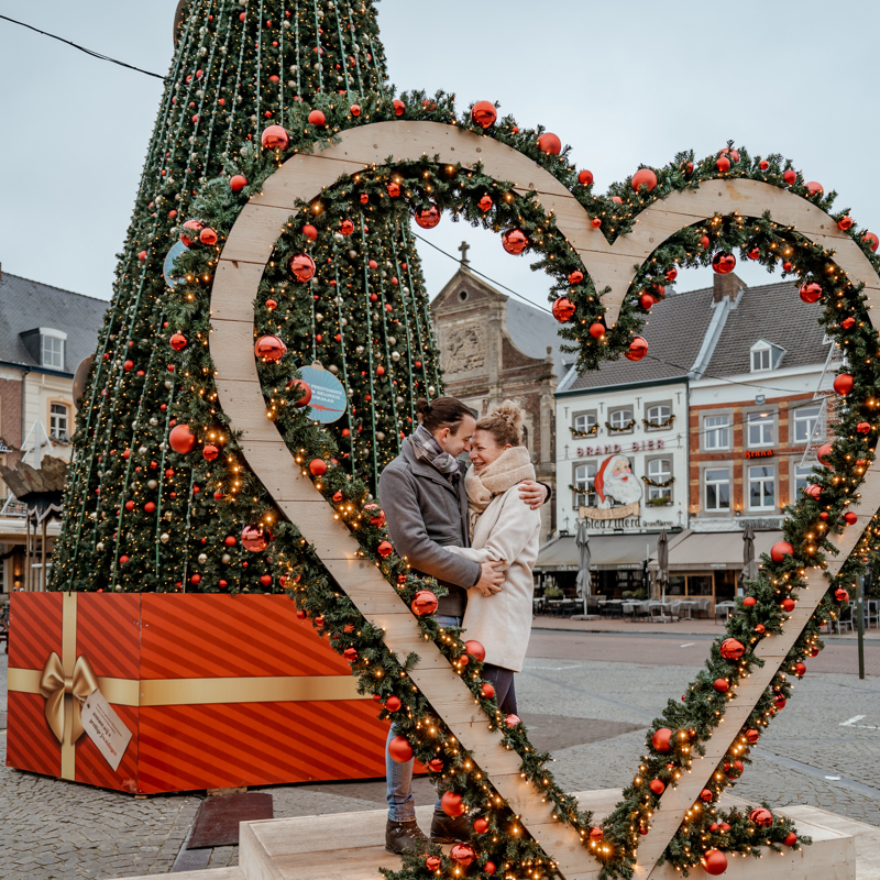Koppel knuffelt elkaar in een groot feestelijk hart op de markt in Sittard.