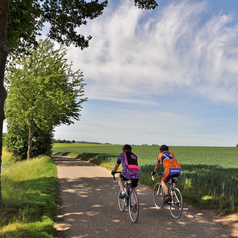 Twee wielrenners touren over Fromberg