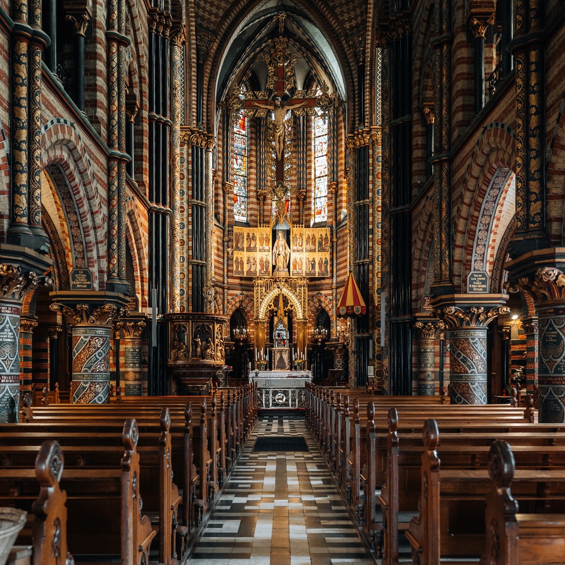 Interieur van het middenschip van de basiliek van Sittard