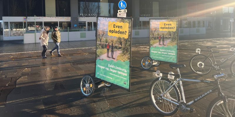 2 fietsen met Visit Zuid-Limburg posters in de zon in Utrecht 