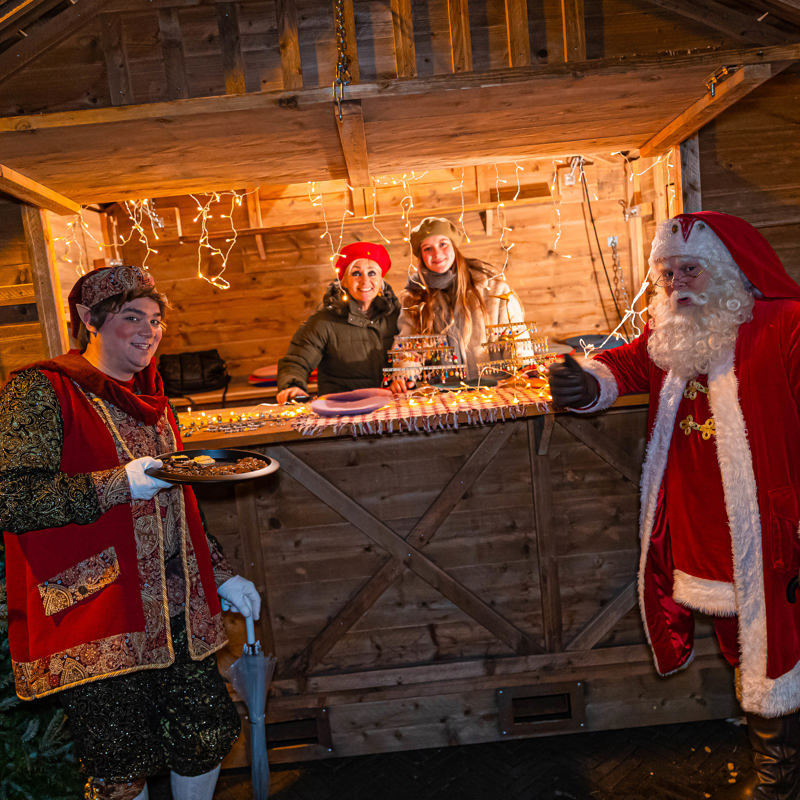 Gezellig houten kraampje op de kerstmarkt in Sittard, met kerstman en elf. 