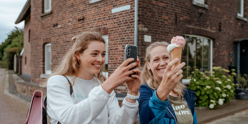 Meisje maakt met smartphone een foto van een ijsje in zuid-limburg.