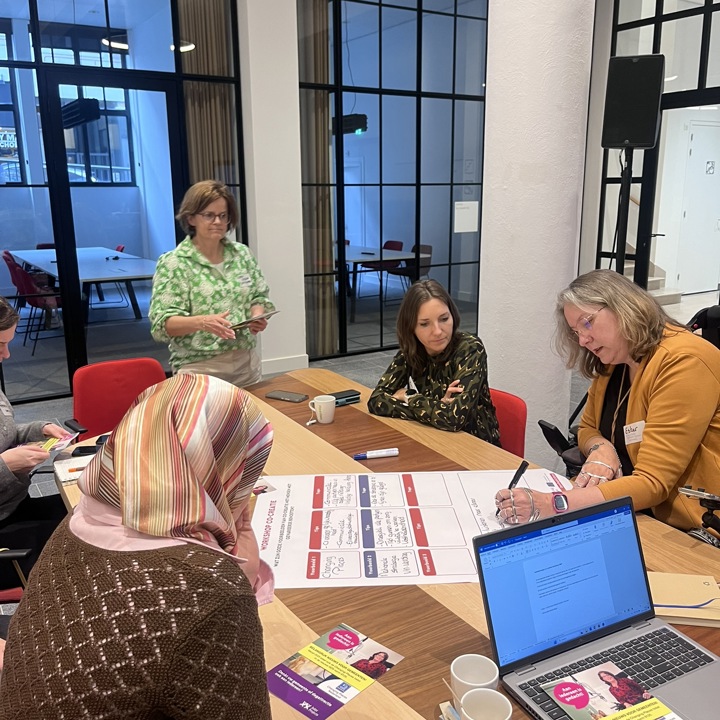 Groepje dames aan de slag tijdens de workshop 