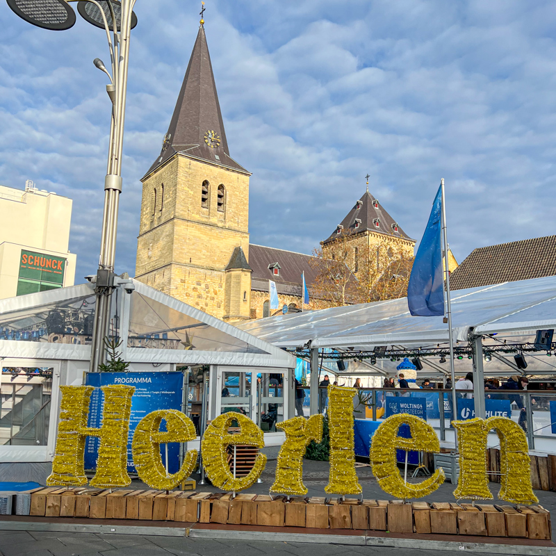 Pancratiusplein tijdens winterevent Wintertijd Heerlen met goudkleurige letters HEERLEN op de voorgrond.